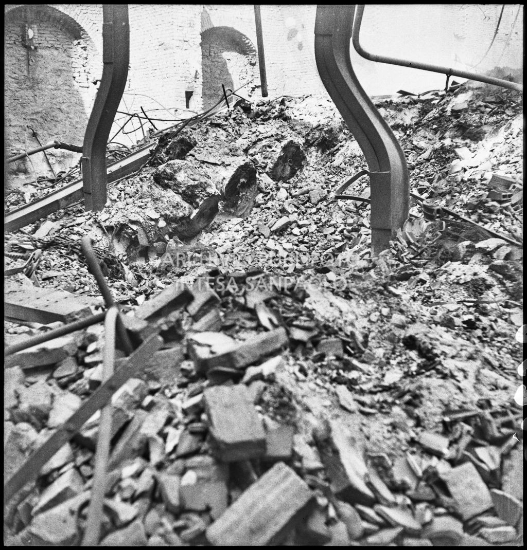 Deposito carta del Corriere della Sera, presumibilmente in via Maloia a Milano, distrutto dai bombardamenti