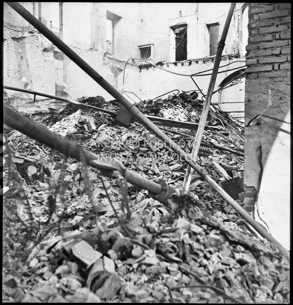 Deposito carta del Corriere della Sera, presumibilmente in via Maloia a Milano, distrutto dai bombardamenti