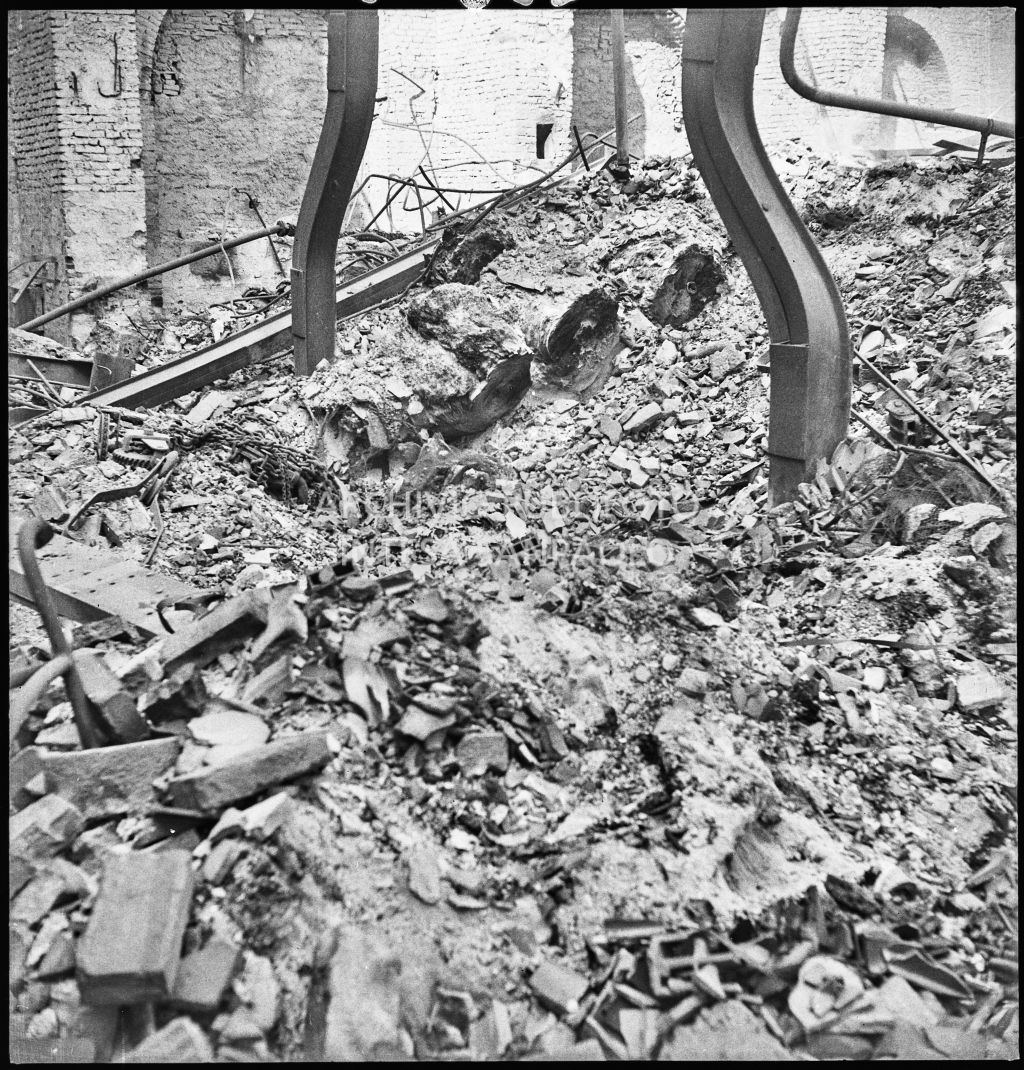 Deposito carta del Corriere della Sera, presumibilmente in via Maloia a Milano, distrutto dai bombardamenti