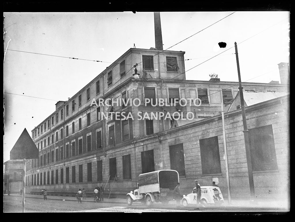 Scorcio dell'esterno della sede del Corriere della Sera, dal lato di via San Marco, danneggiata dai bombardamenti