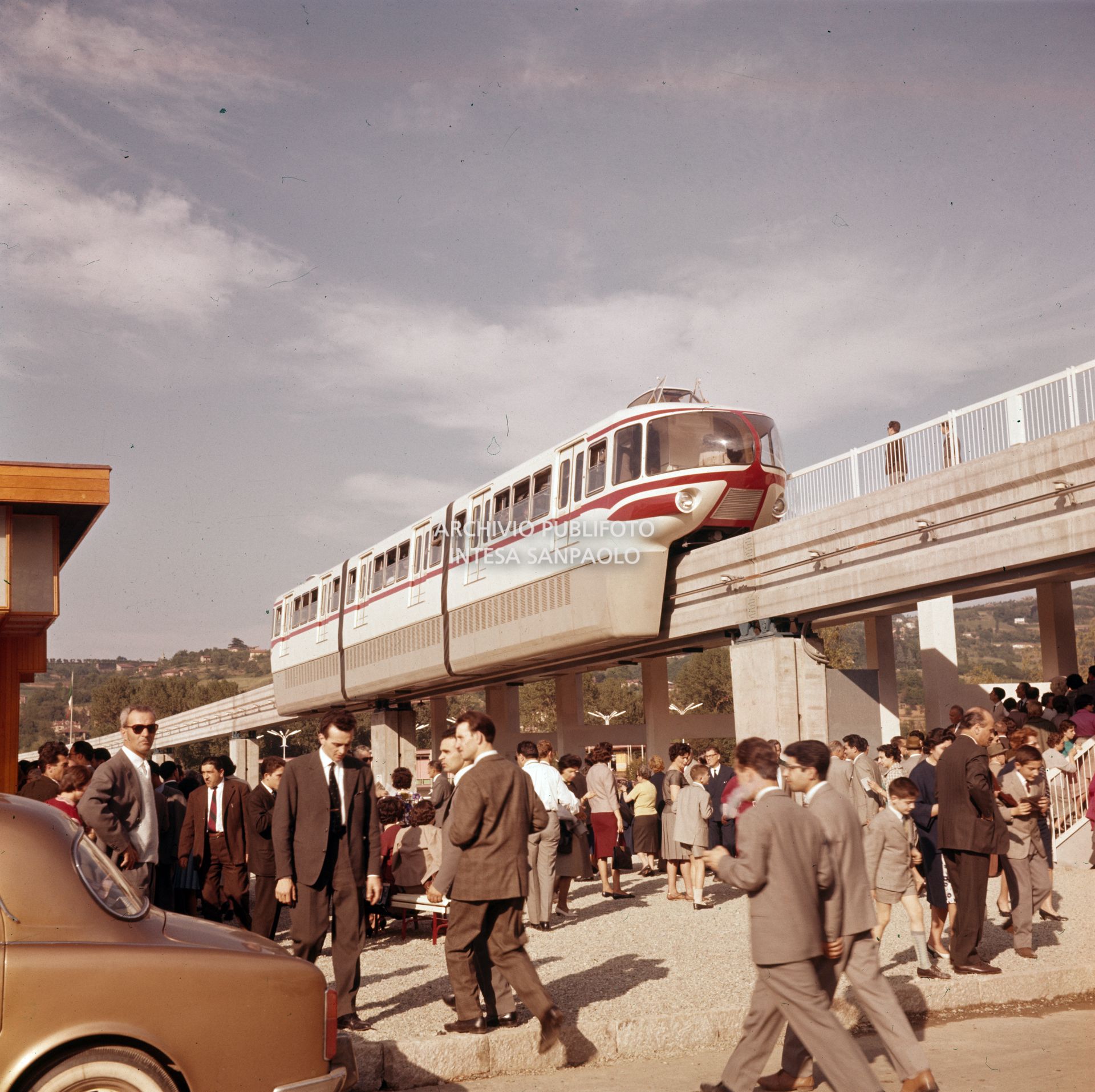 Monorotaia che collegava i due poli del quartiere dove si svolse
					l'Esposizione Internazionale del Lavoro a Torino