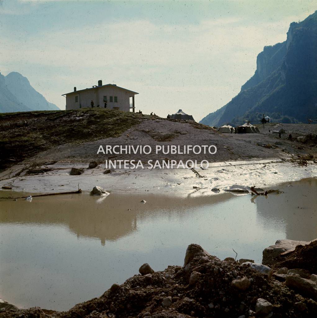 Disastro del Vajont: alcune tende da campo nei pressi di un edificio