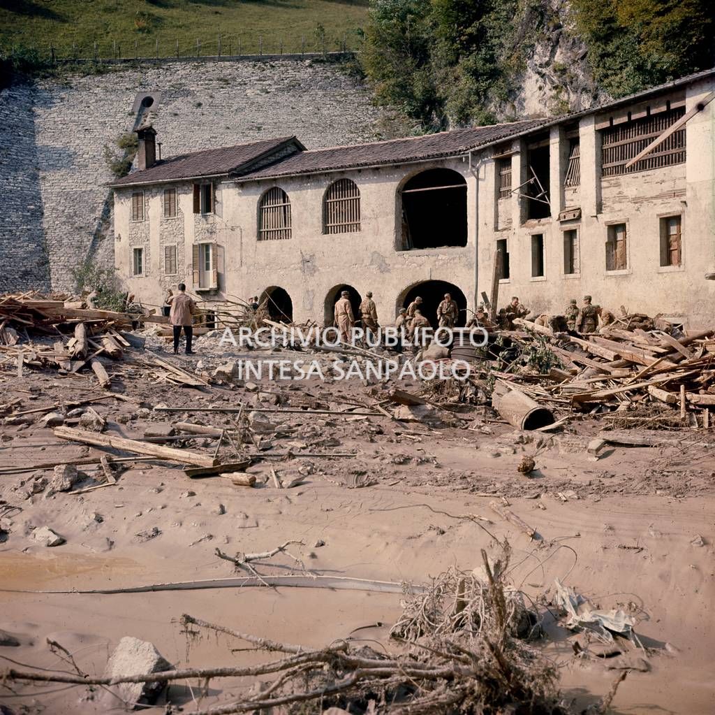 Disastro del Vajont: militari al lavoro nei pressi di alcuni edifici danneggiati