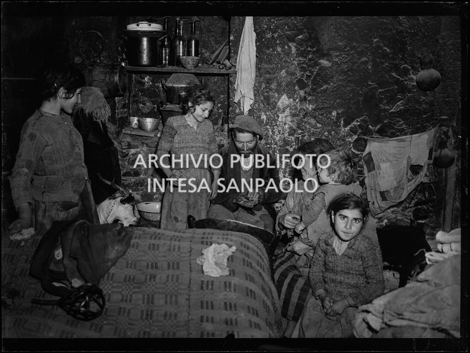 Africo, famiglia con quattro figli e due capre in un interno