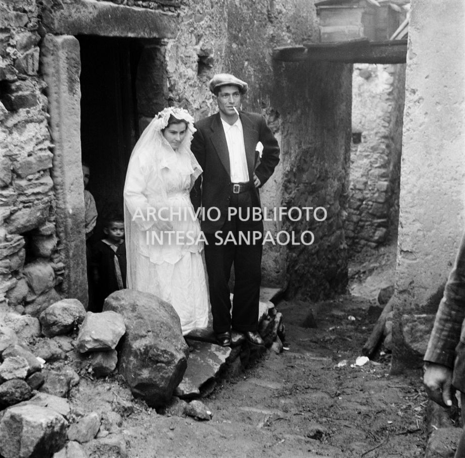 Africo, coppia di sposi ritratta sull'uscio di casa