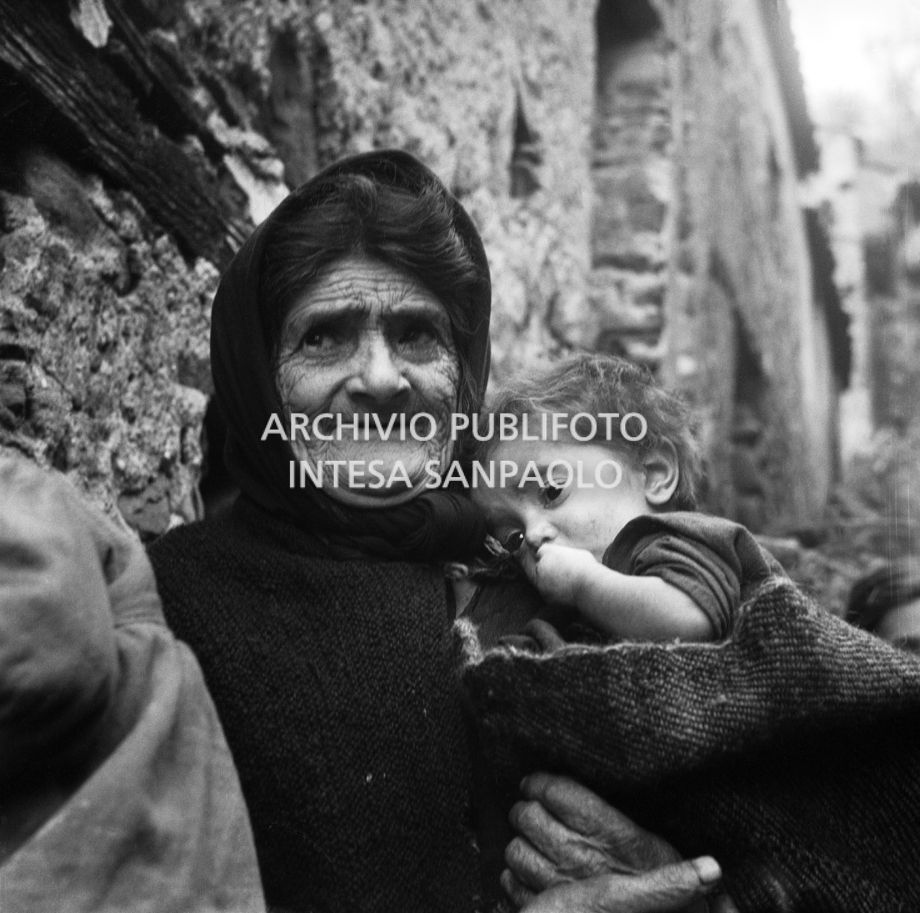 Africo, ritratto di donna con bambino