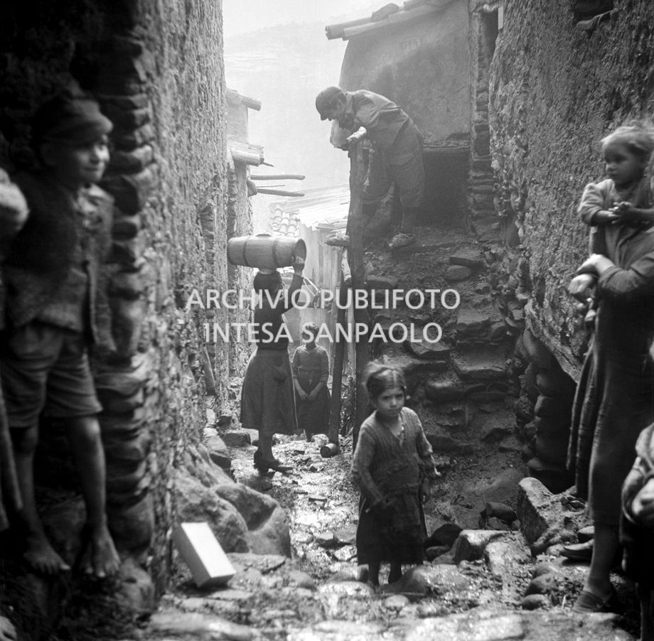 Africo, scorcio di paese con donne e bambini