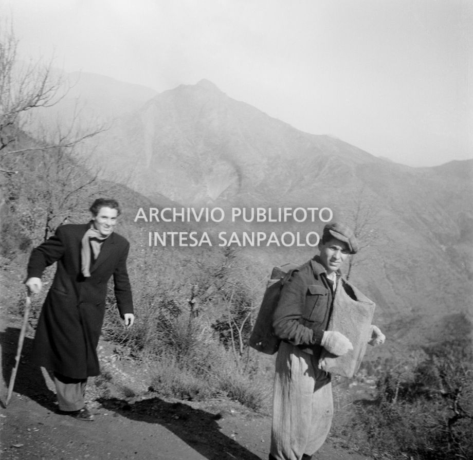 Il fotografo Tino Petrelli, incaricato da Publifoto di realizzare un reportage fotografico sul paese di Africo, al seguito di una giovane guida locale