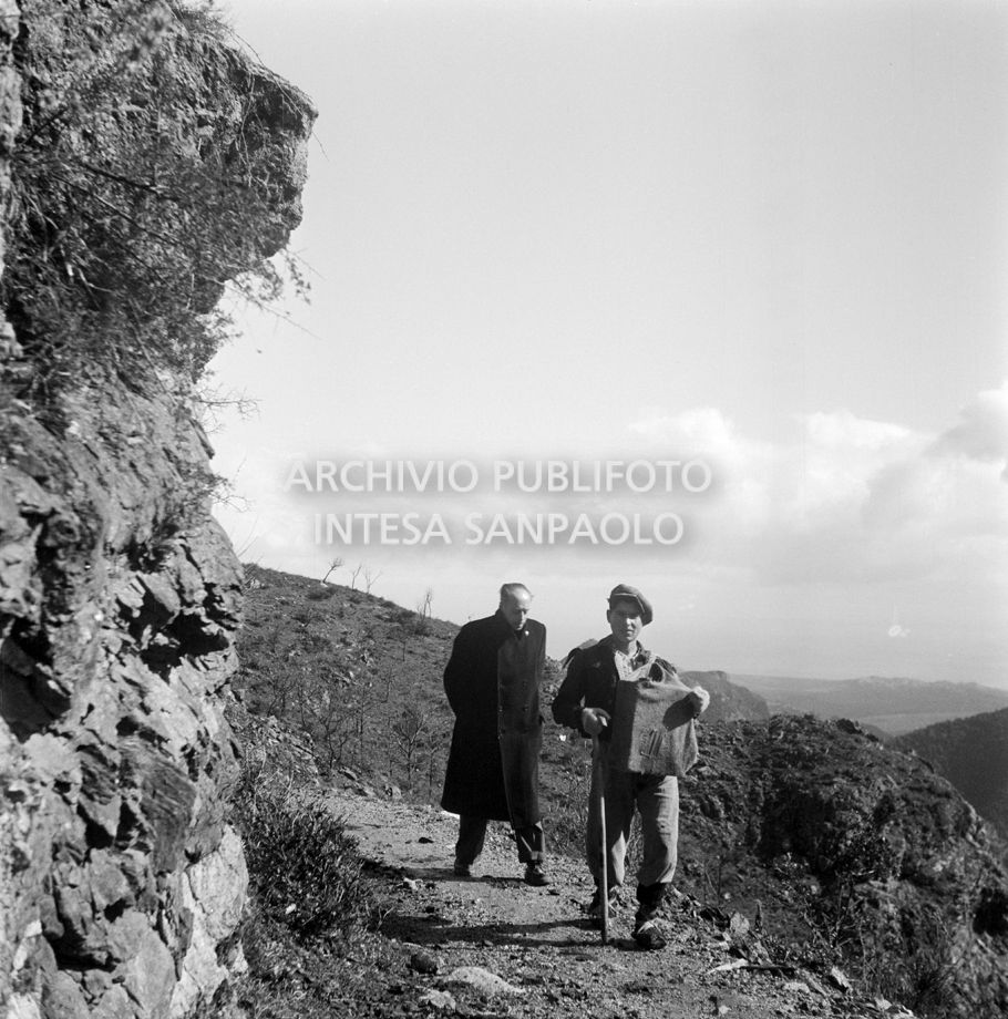 Il giornalista Tommaso Besozzi, inviato da L'Europeo nel paese di Africo, al seguito di una giovane guida locale