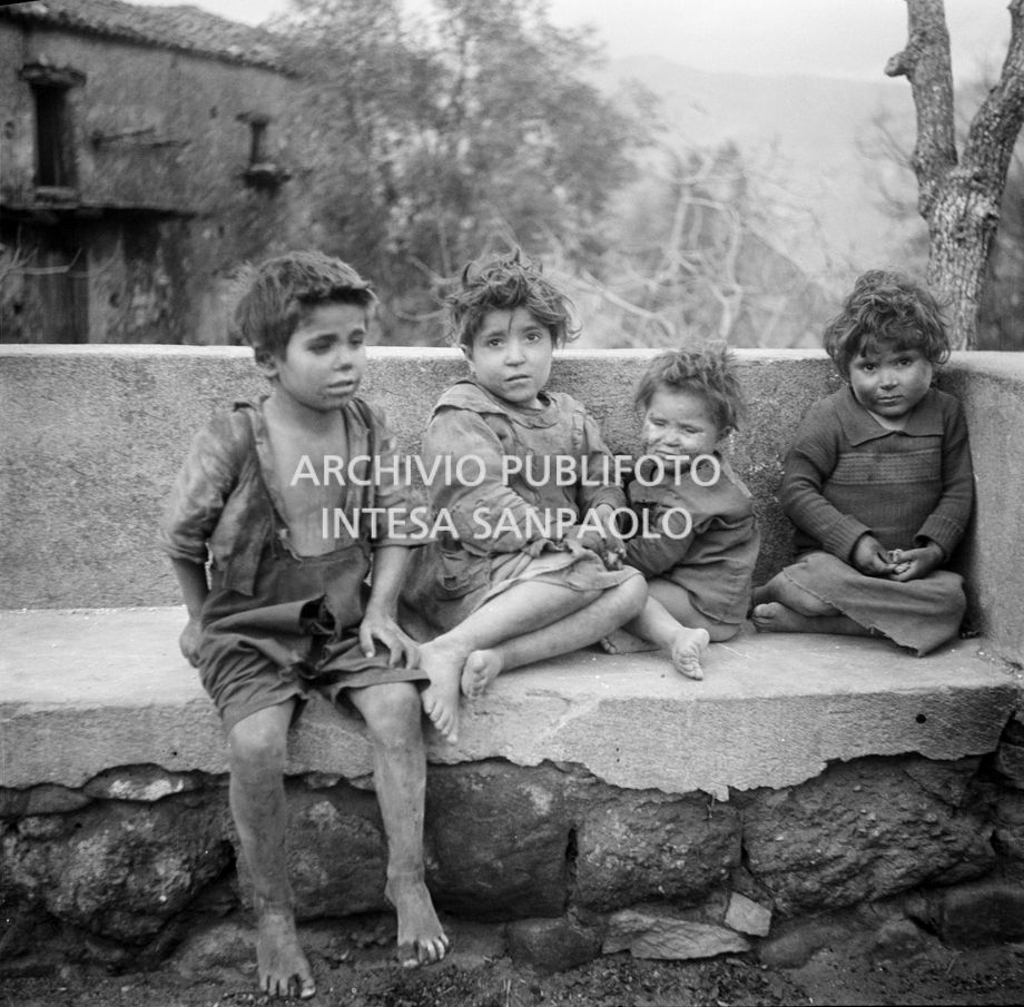 Africo, ritratto di quattro bambini seduti all'aperto