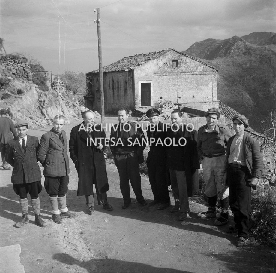 Africo, ritratto di gruppo con, terzo da sinistra, il giornalista Tommaso Besozzi