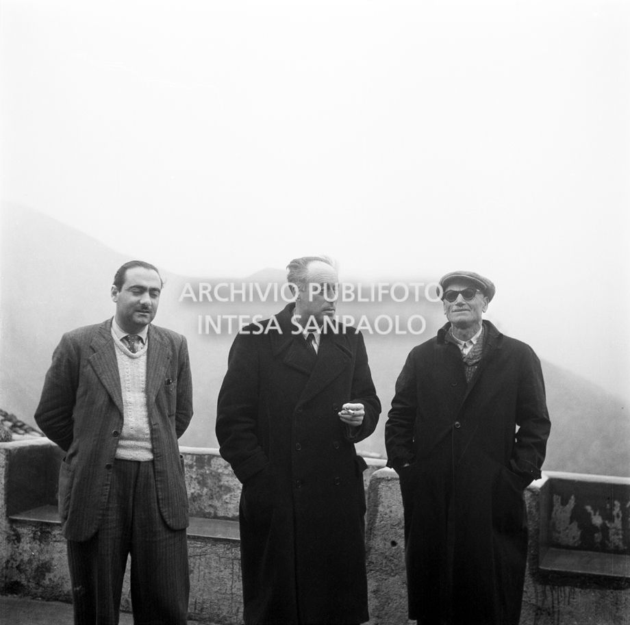 Africo, il giornalista Tommaso Besozzi ritratto insieme ad altri due uomini