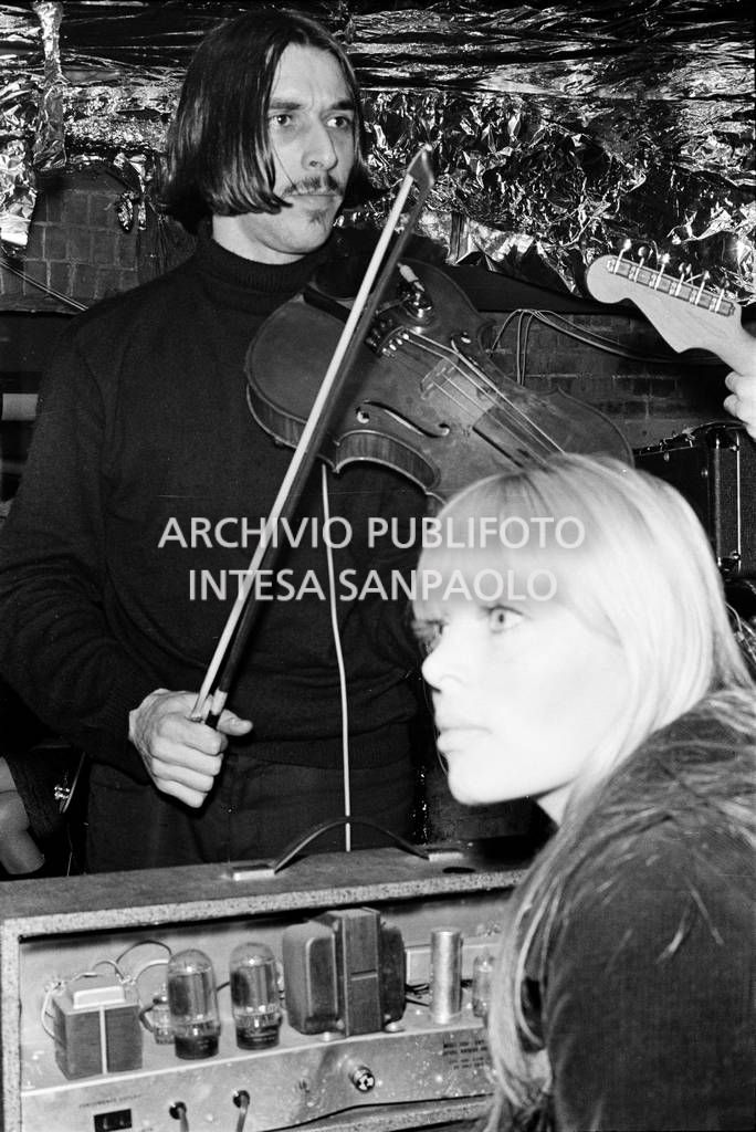 John Cale suona la viola, in primo piano Nico<br>727780/44