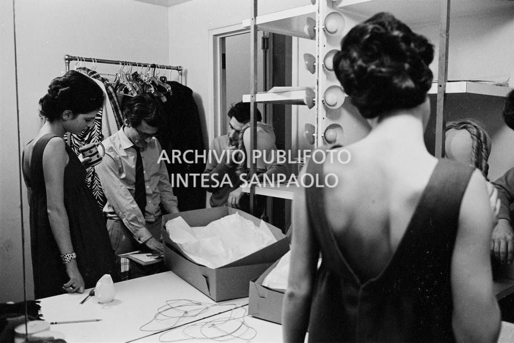 Benedetta Barzini, Richard Avedon e un collaboratore guardano una rivista in camerino<br>727793/2