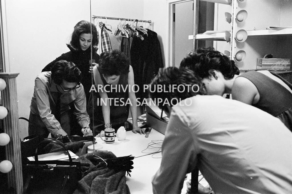 Richard Avedon, Benedetta Barzini e una collaboratrice in camerino<br>727793/3