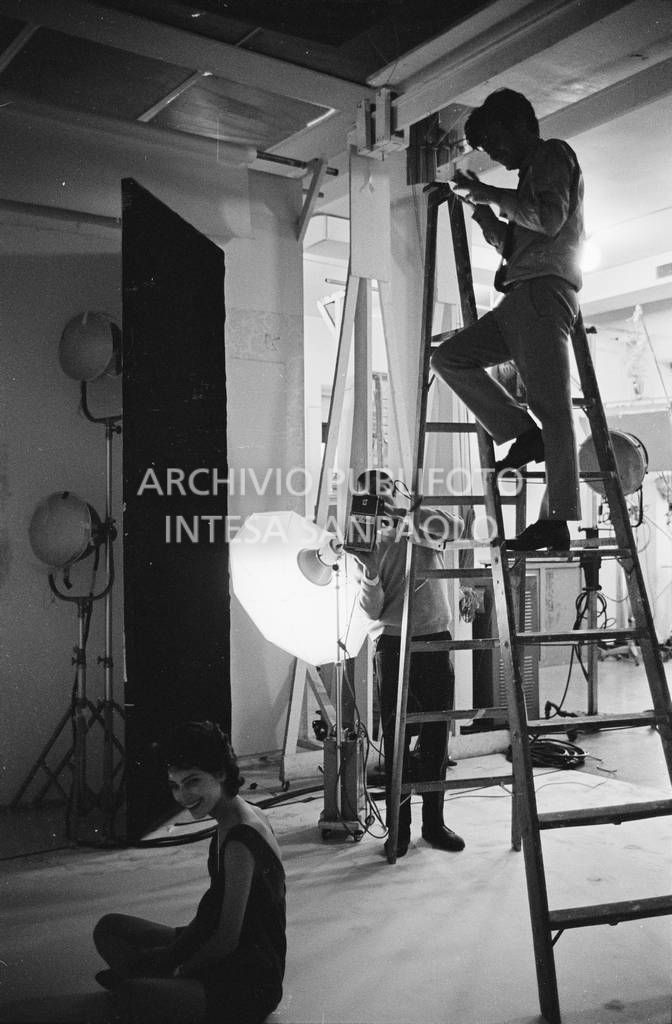 Set fotografico: Richard Avedon riprende Benedetta Barzini da una scala<br>727793/5