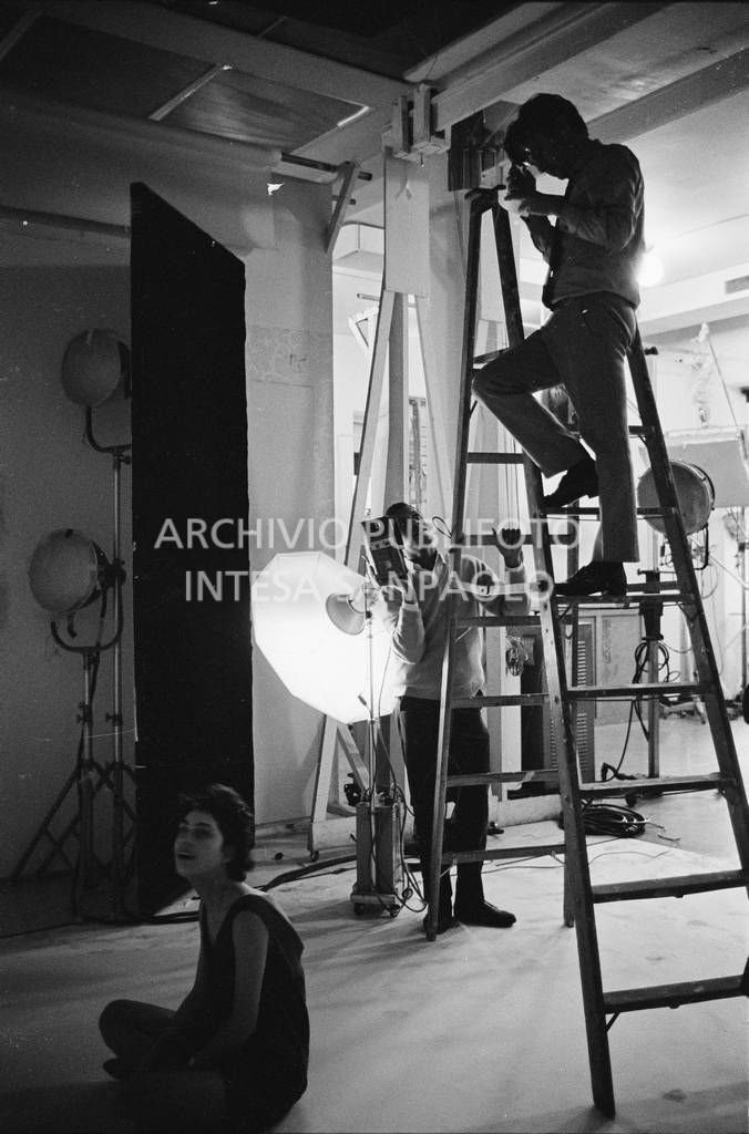 Set fotografico: Richard Avedon riprende Benedetta Barzini da una scala<br>727793/6