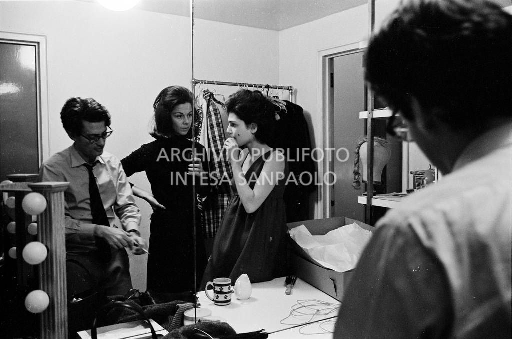 Richard Avedon, Benedetta Barzini e una collaboratrice in camerino<br>727793/7