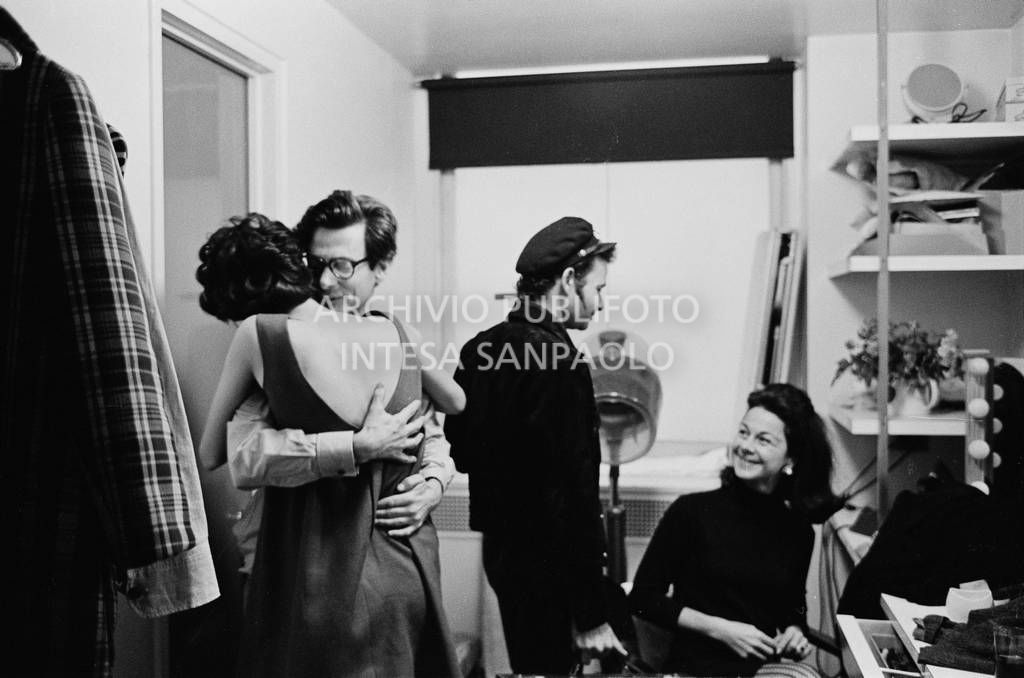 Richard Avedon abbraccia Benedetta Barzini in camerino<br>727793/13