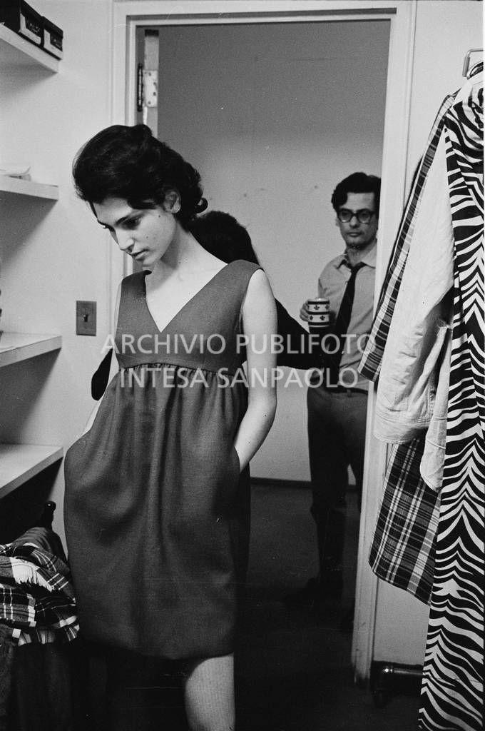 Benedetta Barzini in camerino, alle sue spalle Richard Avedon<br>727793/14