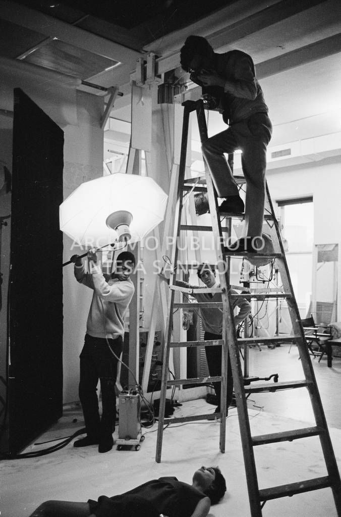 Set fotografico: Richard Avedon riprende Benedetta Barzini da una scala<br>727793/17
