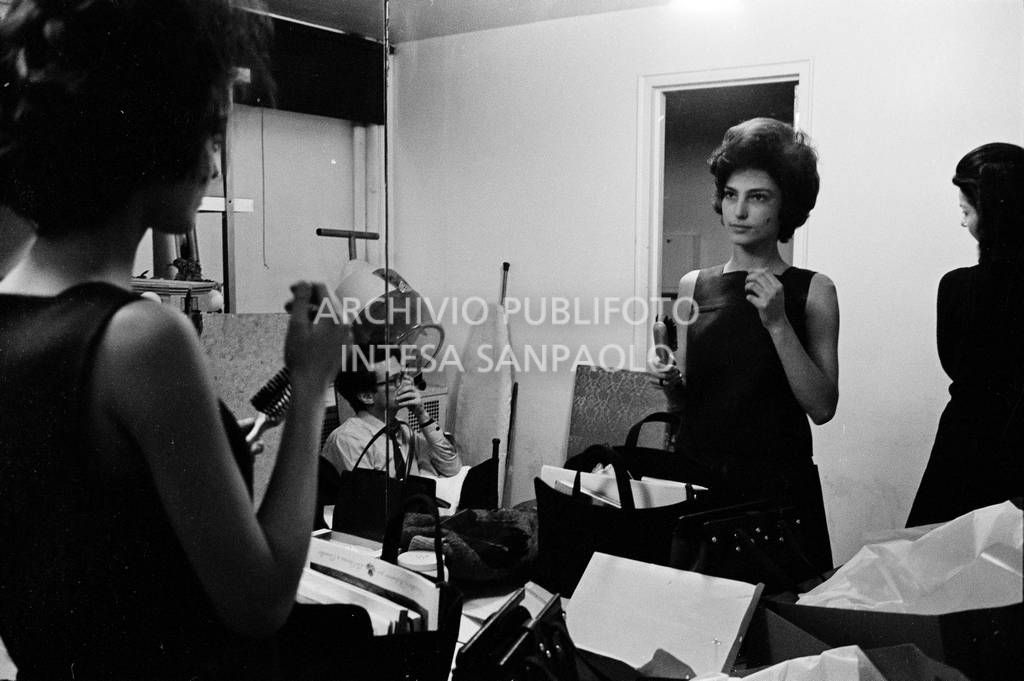 Benedetta Barzini allo specchio in camerino<br>727793/18