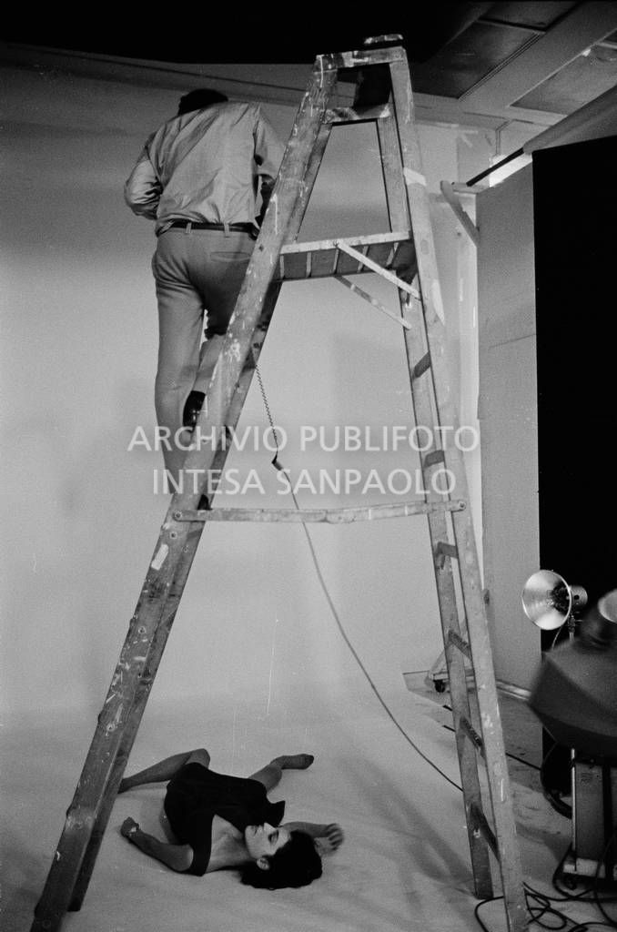 Set fotografico: Richard Avedon riprende Benedetta Barzini da una scala<br>727793/25