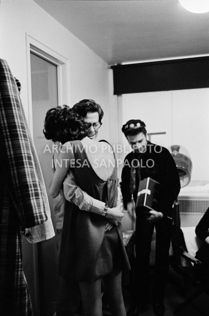 Richard Avedon abbraccia Benedetta Barzini in camerino<br>727793/26