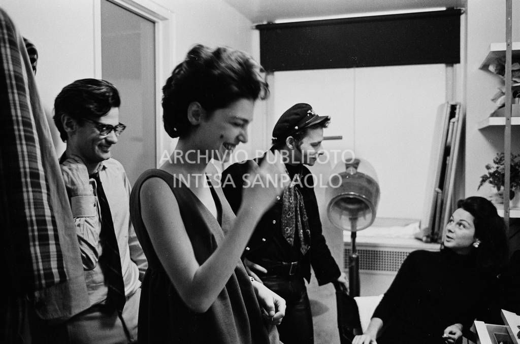 Benedetta Barzini ride in camerino; alle sue spalle Richard Avedon, sullo sfondo due collaboratori<br>727793/27