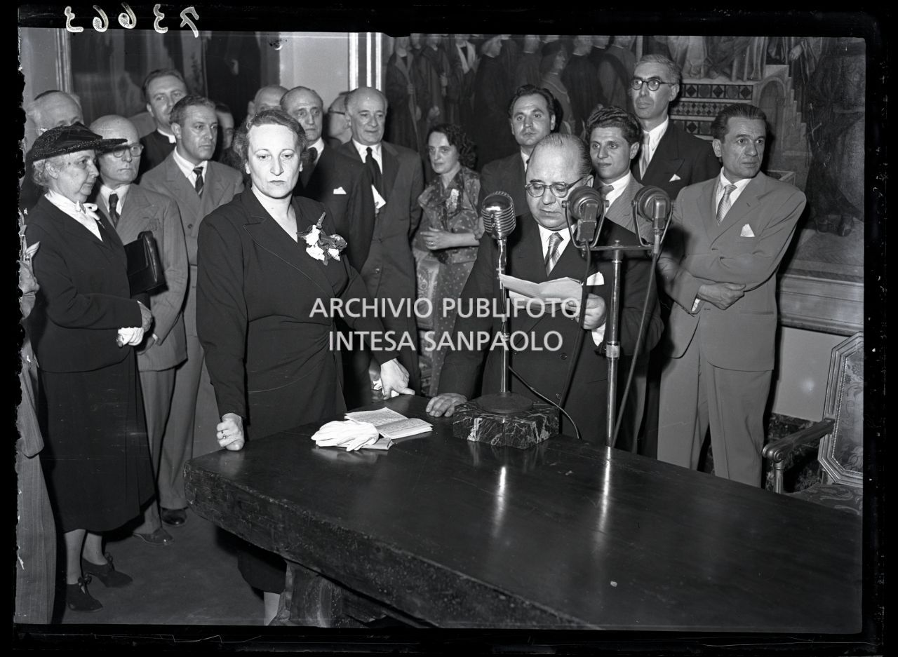 Discorso del ministro dell'Istruzione Guido Gonella in occasione della cerimonia di inaugurazione della Pinacoteca di Brera ricostruita; alla sua destra la direttrice Fernanda Wittgens<br>73663