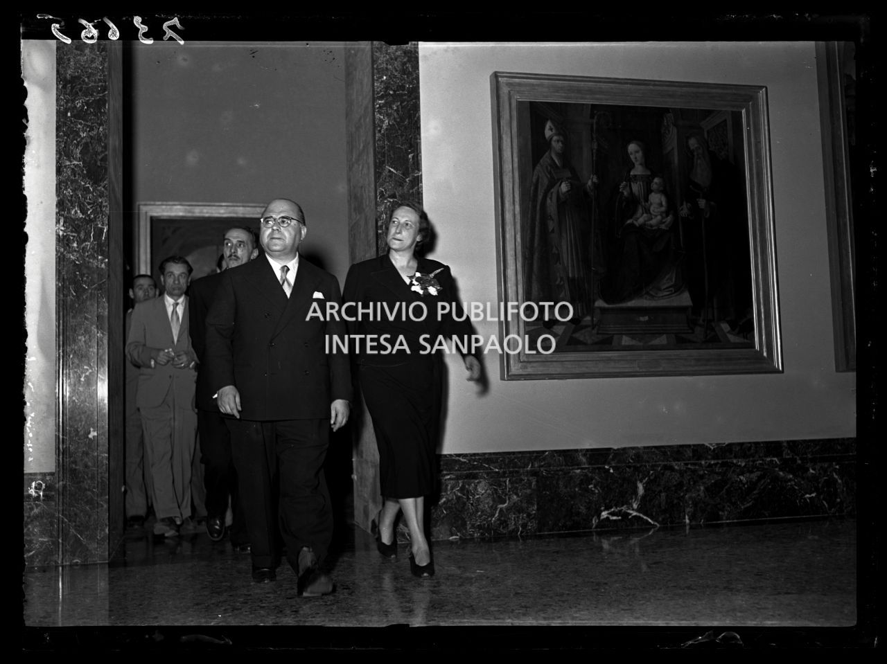 Fernanda Wittgens, direttrice della Pinacoteca di Brera, accompagna il ministro dell'Istruzione Guido Gonella in visita alla galleria ricostruita, nel giorno della sua inaugurazione<br>73665