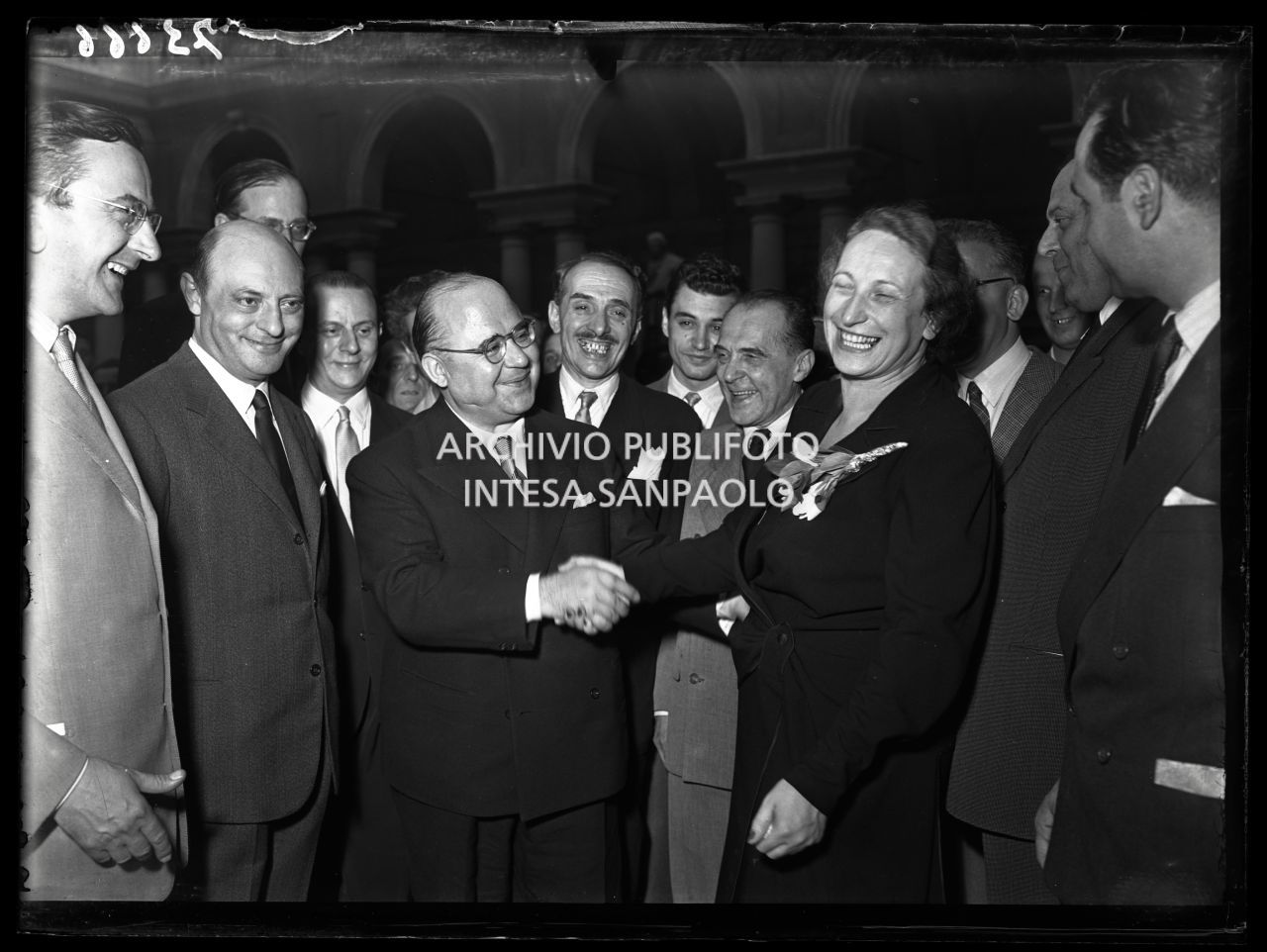 Fernanda Wittgens, direttrice della Pinacoteca di Brera stringe la mano al ministro dell'Istruzione Guido Gonella in visita alla Pinacoteca ricostruita nel giorno della sua inaugurazione<br>73666