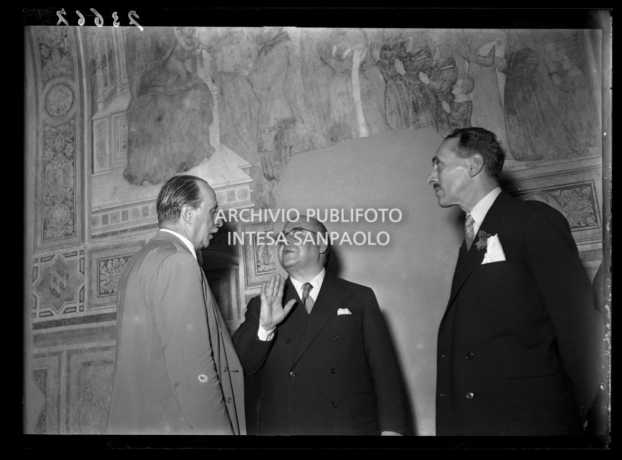 Il ministro dell'Istruzione Guido Gonella in visita alla Pinacoteca di Brera ricostruita in occasione della sua inaugurazione<br>73667