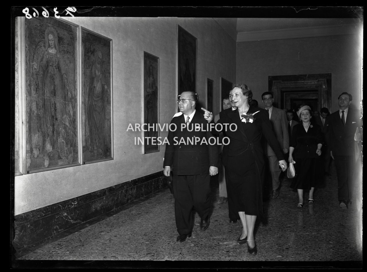 Fernanda Wittgens, direttrice della Pinacoteca di Brera accompagna il ministro dell'Istruzione Guido Gonella in visita alla galleria ricostruita il giorno della sua inaugurazione<br>73668