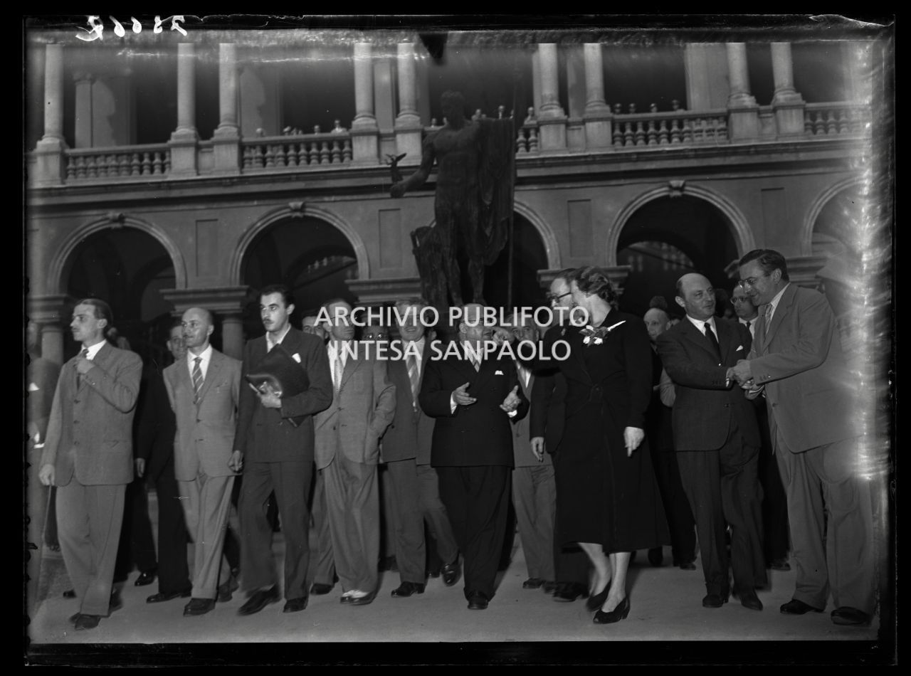 Fernanda Wittgens, direttrice della Pinacoteca di Brera accompagna, tra gli altri, il ministro dell'Istruzione Guido Gonella in visita alla galleria ricostruita il giorno della sua inaugurazione<br>73669