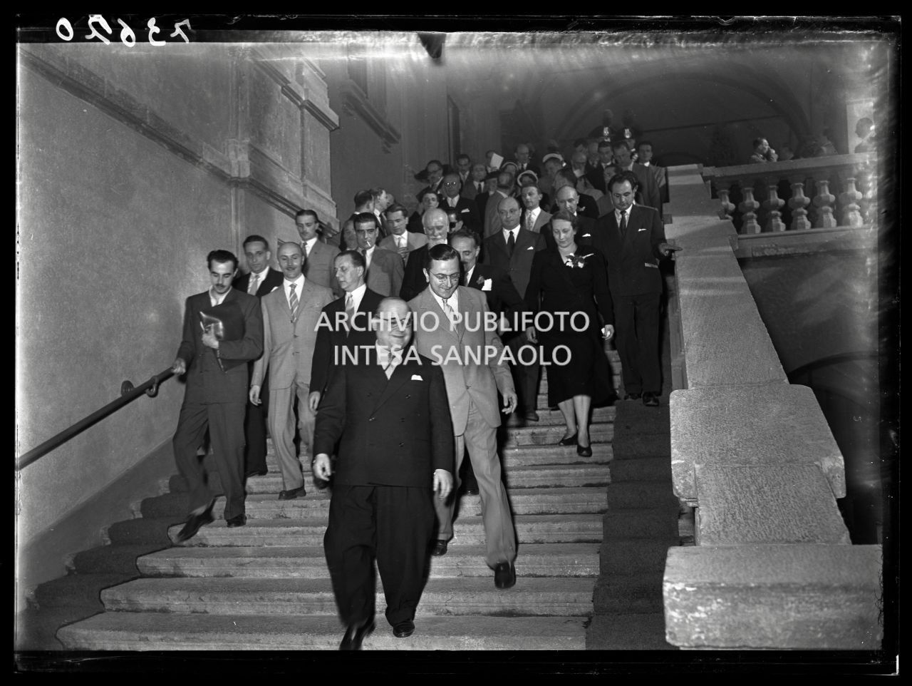 Il ministro dell'Istruzione Guido Gonella, in compagnia, tra gli altri, di Fernanda Wittgens, direttrice della Pinacoteca di Brera, scende uno scalone della galleria ricostruita<br>73670