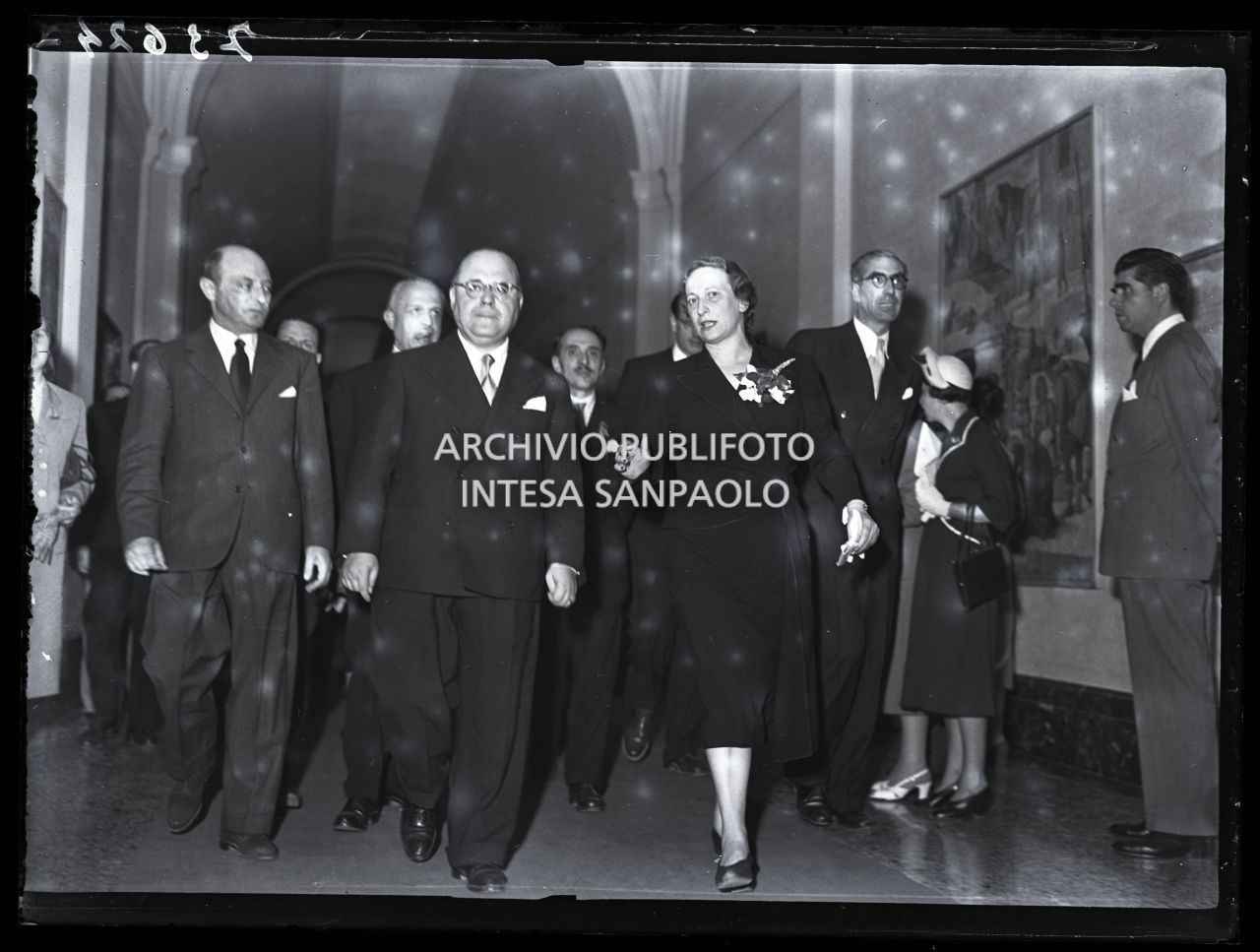 Fernanda Wittgens, direttrice della Pinacoteca di Brera accompagna il ministro dell'Istruzione Guido Gonella in visita alla galleria ricostruita nel giorno inaugurale. Poco dietro a destra il critico d'arte Gian Alberto Dell'Acqua<br>73674