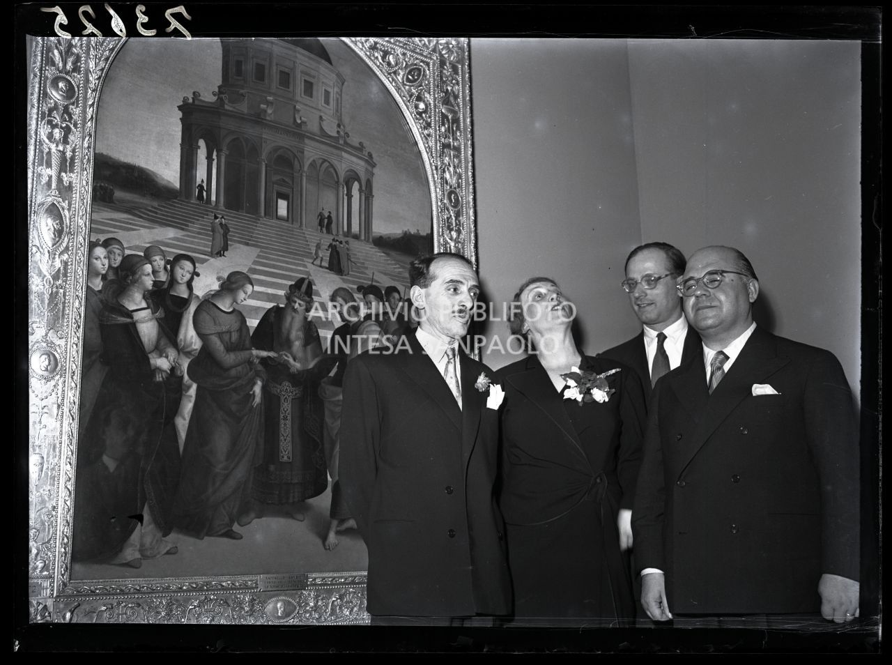 Fernanda Wittgens, direttrice della Pinacoteca di Brera con, tra gli altri, il ministro dell'Istruzione Guido Gonella nel giorno inaugurale della galleria ricostruita<br>73675