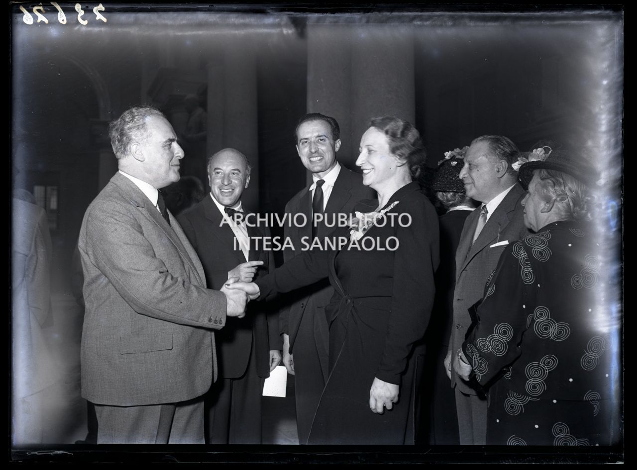 La direttrice della Pinacoteca di Brera Fernanda Wittgens stringe la mano al sindaco di Milano Antonio Greppi il giorno dell'inaugurazione della galleria<br>73676
