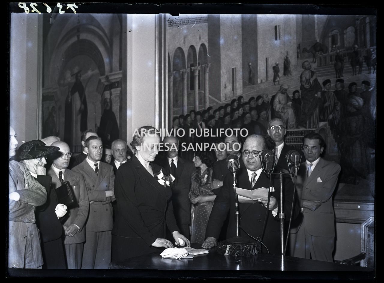 Fernanda Wittgens, direttrice della Pinacoteca di Brera accompagna il ministro dell'Istruzione Guido Gonella in visita alla galleria ricostruita<br>73678