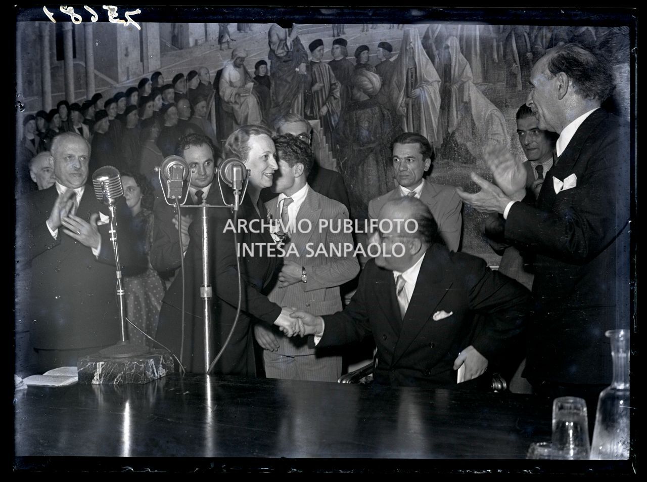 Fernanda Wittgens, direttrice della Pinacoteca di Brera stringe la mano al ministro dell'Istruzione Guido Gonella in occasione della cerimonia di inaugurazione della galleria ricostruita<br>73681