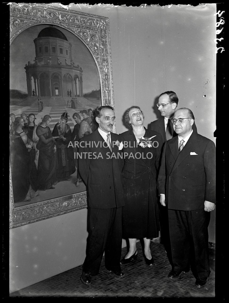 Fernanda Wittgens, direttrice della Pinacoteca di Brera con, tra gli altri, il ministro dell'Istruzione Guido Gonella in visita alla Pinacoteca ricostruita<br>73684