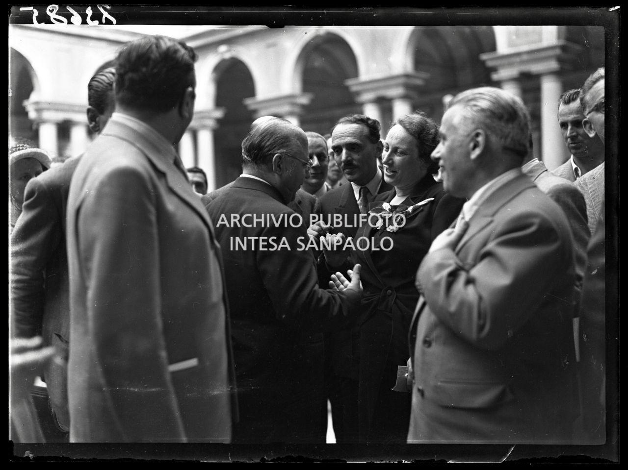 Fernanda Wittgens, direttrice della Pinacoteca di Brera in compagnia, tra gli altri, del ministro dell'Istruzione Guido Gonella, nel cortile d'onore  della galleria ricostruita il giorno della sua inaugurazione<br>73685