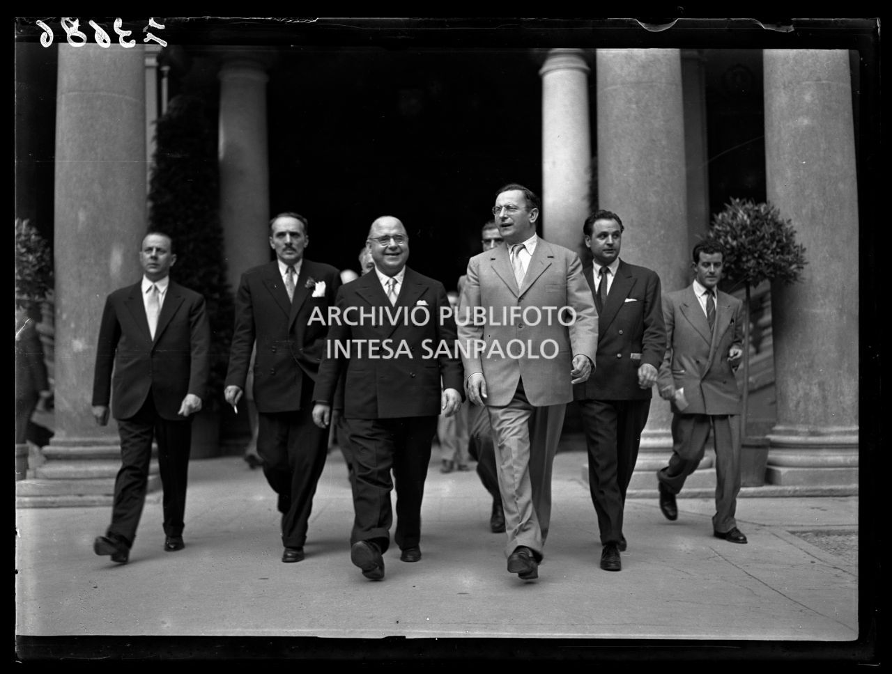 Il ministro dell'Istruzione Guido Gonella in visita alla Pinacoteca di Brera ricostruita il giorno della sua inaugurazione<br>73686