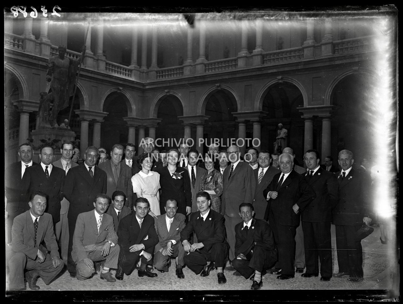 Ritratto di gruppo nel cortile d'onore del Palazzo di Brera con Fernanda Wittgens, direttrice della Pinacoteca, al centro, il giorno dell'inaugurazione della galleria ricostruita; poco dietro a sinistra il critico d'arte Gian Alberto Dell'Acqua<br>73688