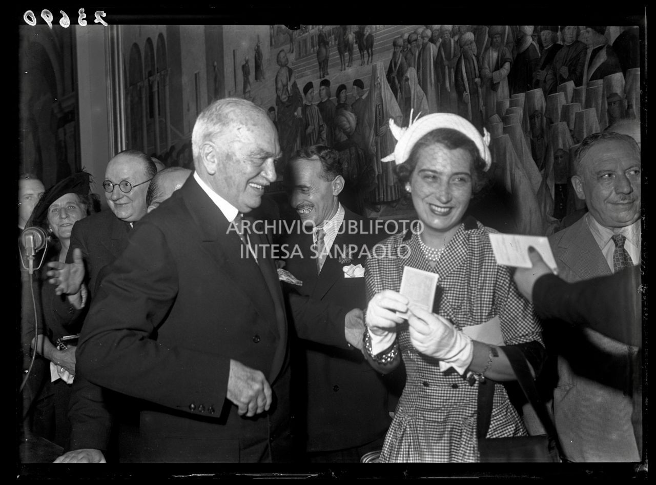 Visitatori alla Pinacoteca di Brera ricostruita il giorno della sua inaugurazione<br>73690