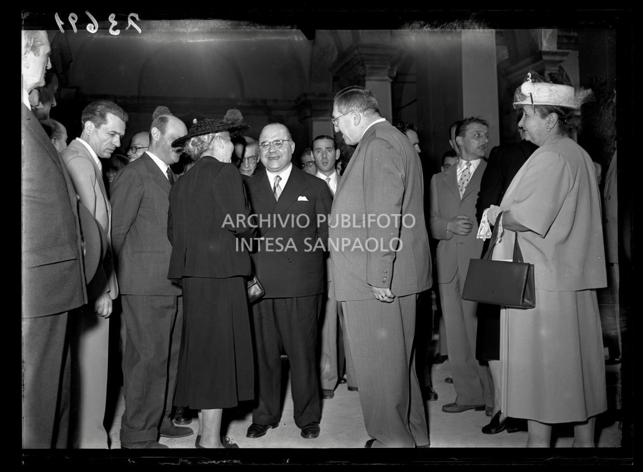 Il ministro dell'Istruzione Guido Gonella visita la Pinacoteca di Brera ricostruita il giorno della sua inagurazione<br>73691