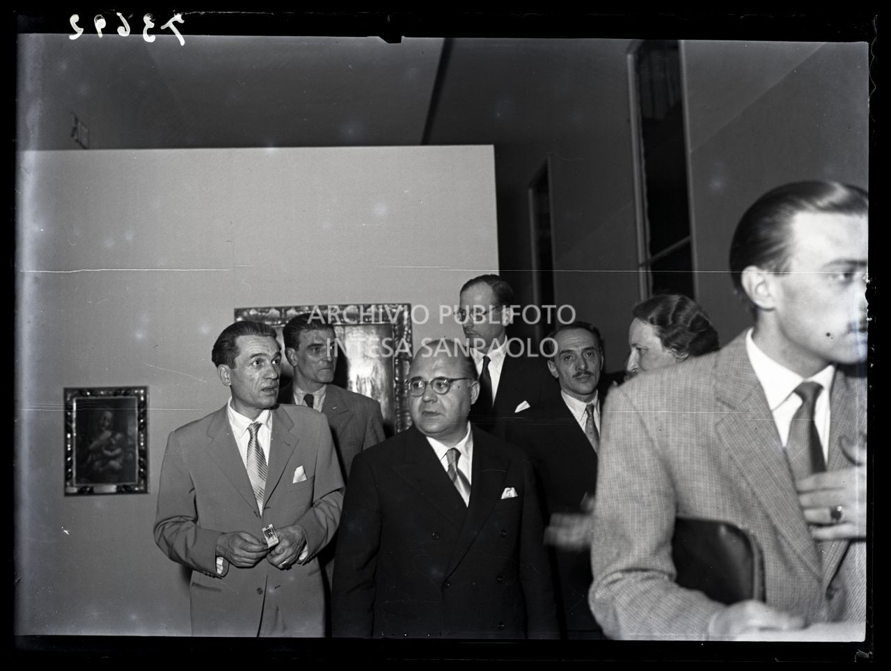 Il ministro dell'Istruzione Guido Gonella, accompagnato, tra gli altri, da Fernanda Wittgens, direttrice della Pinacoteca di Brera, visita la galleria ricostruita il giorno della sua inaugurazione<br>73692