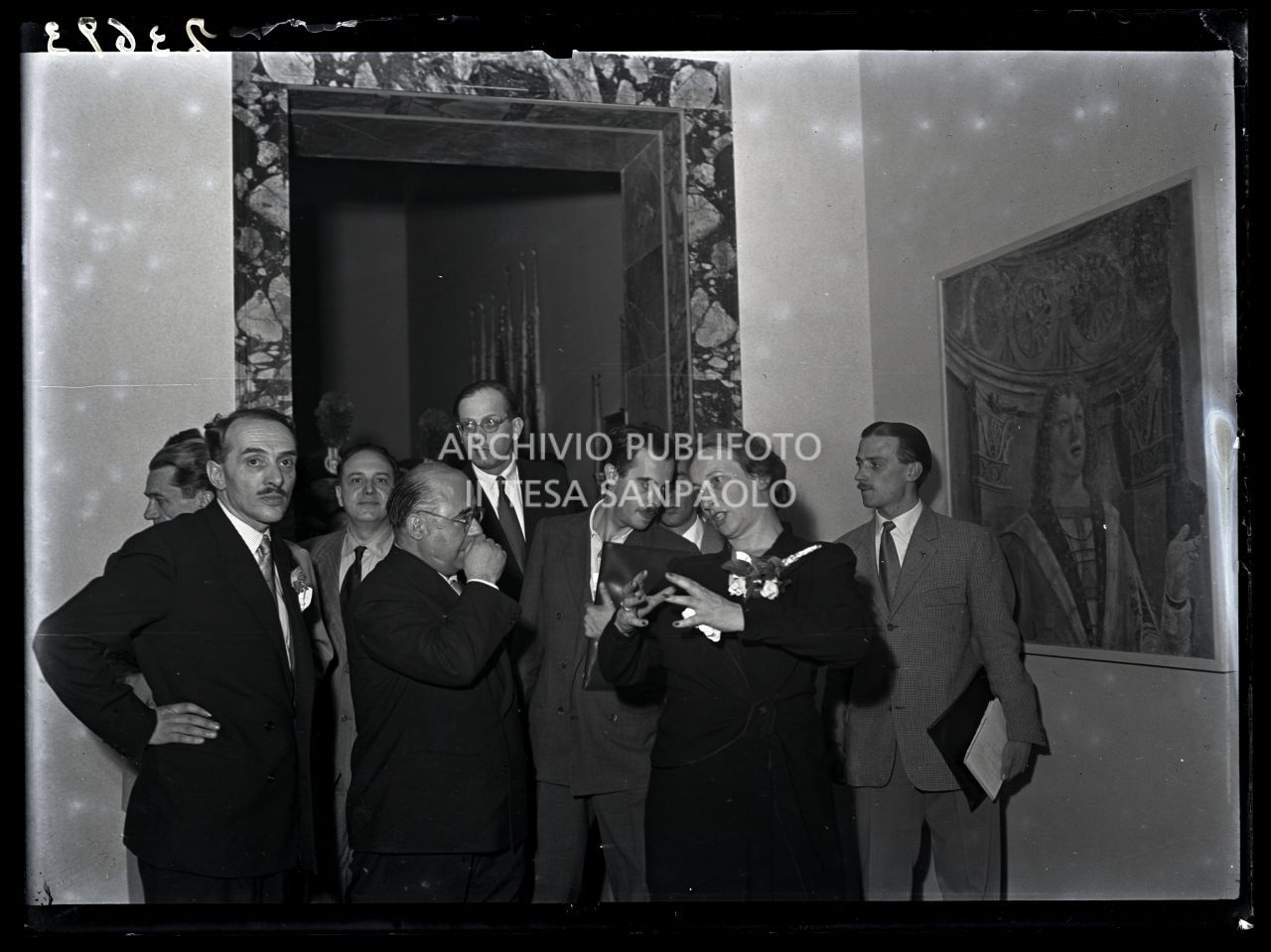 Fernanda Wittgens, direttrice della Pinacoteca di Brera accompagna, tra gli altri, il ministro dell'Istruzione Guido Gonella in visita alla galleria ricostruita il giorno della sua inaugurazione<br>73693