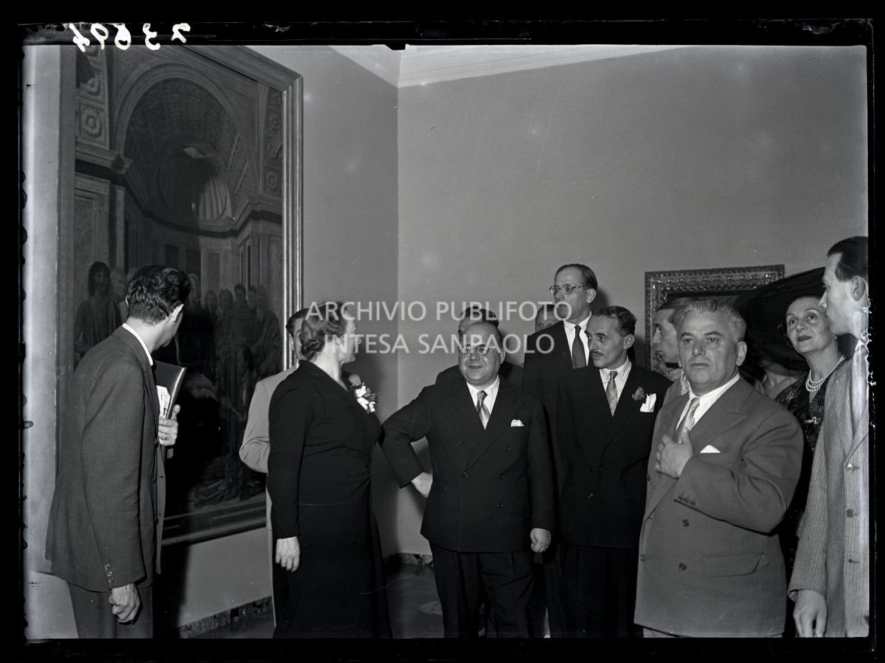Fernanda Wittgens, direttrice della Pinacoteca di Brera accompagna, tra gli altri, il ministro dell'Istruzione Guido Gonella in visita alla Pinacoteca ricostruita<br>73694